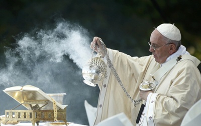 9a_Pope incense 1