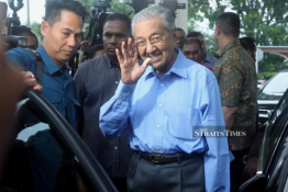 6 Mahathir is so happy